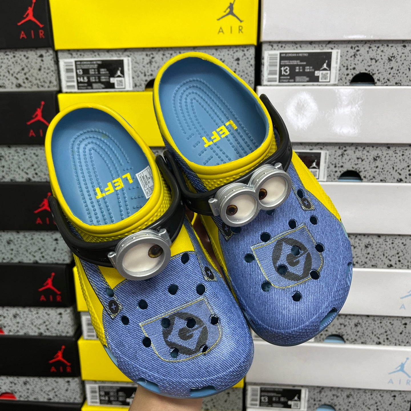 CROCS MINIONS