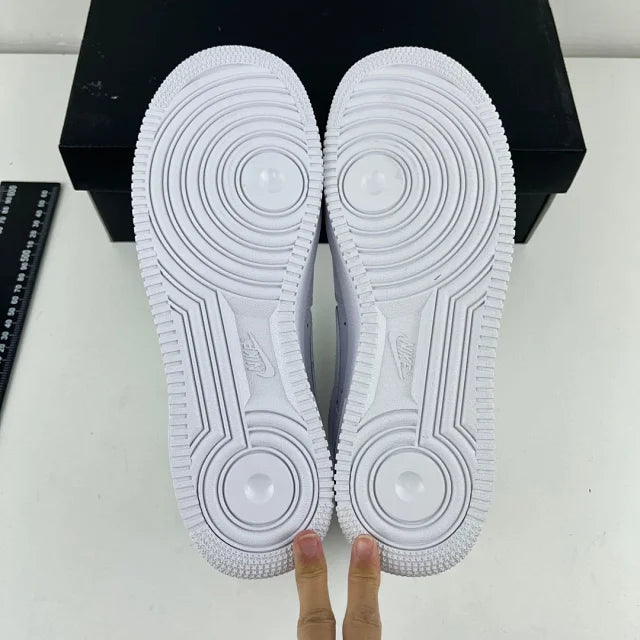 AF1 NK TRIPLE WHITE SUPREME